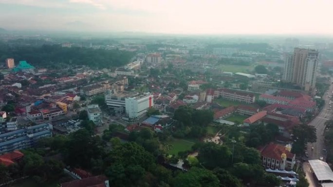 马六甲城市、老城区和河流的俯视图