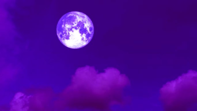 满月紫月移动在黑暗的夜空上传回云