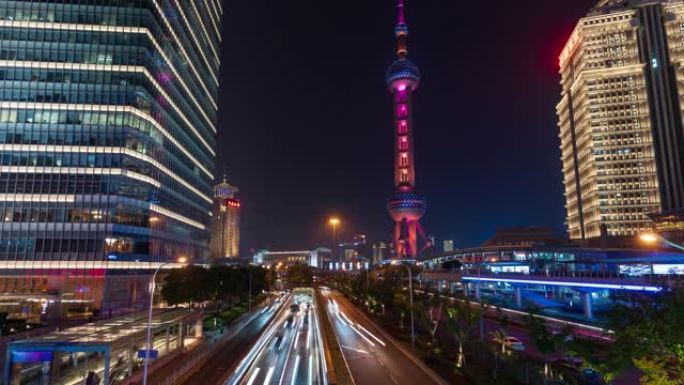 4k时间流逝: 城市中的交通，通往中国上海东方明珠塔的道路上的车灯步道。缩小镜头