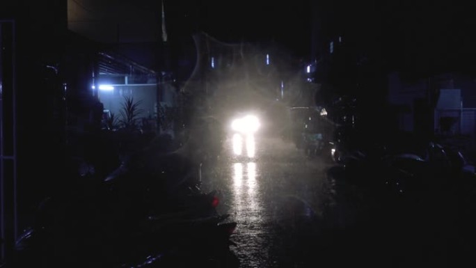夜城强雨带车灯