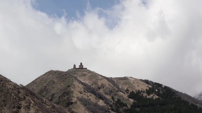 古老的圣三一格格蒂神庙在山上，背景是白云漂浮。格鲁吉亚，高加索。