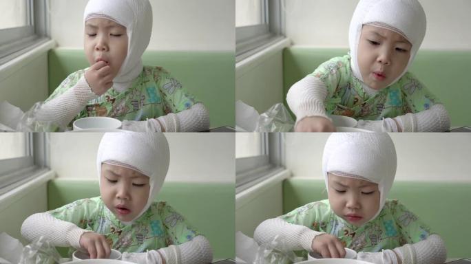 小女孩吃零食生病了。亚洲女婴患特应性皮炎。手持镜头，真实生活