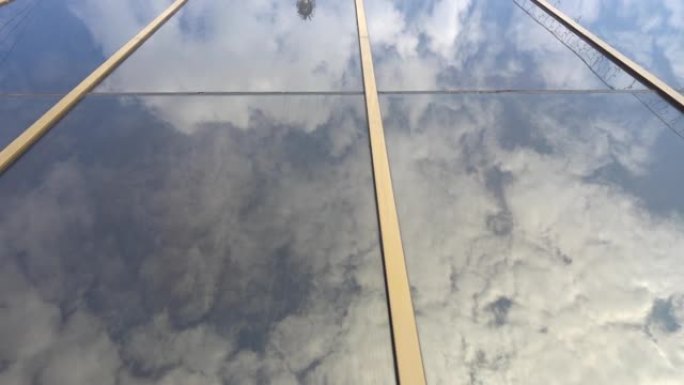 在窗口中反射云。运动中拍摄。