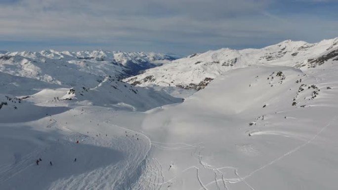山里滑雪的人的鸟瞰图