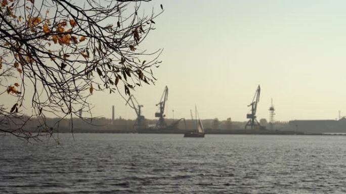秋季道加瓦河岸上的港口起重机