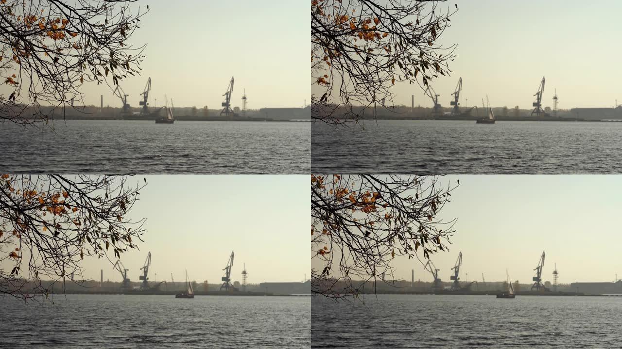 秋季道加瓦河岸上的港口起重机