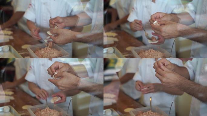 烹饪视频慢动作步骤制作小龙宝这是中国点心菜肴。小龙宝是由面包粉与小麦粉混合制成的，猪肉末在水中装满肉