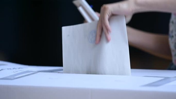 选举期间，一群面目全非的人在投票站里投票