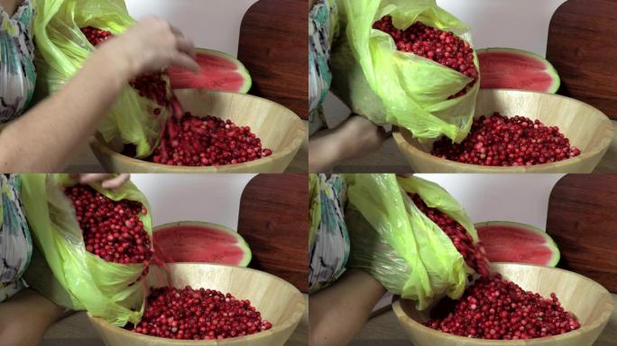 女人在木碗中装小红莓