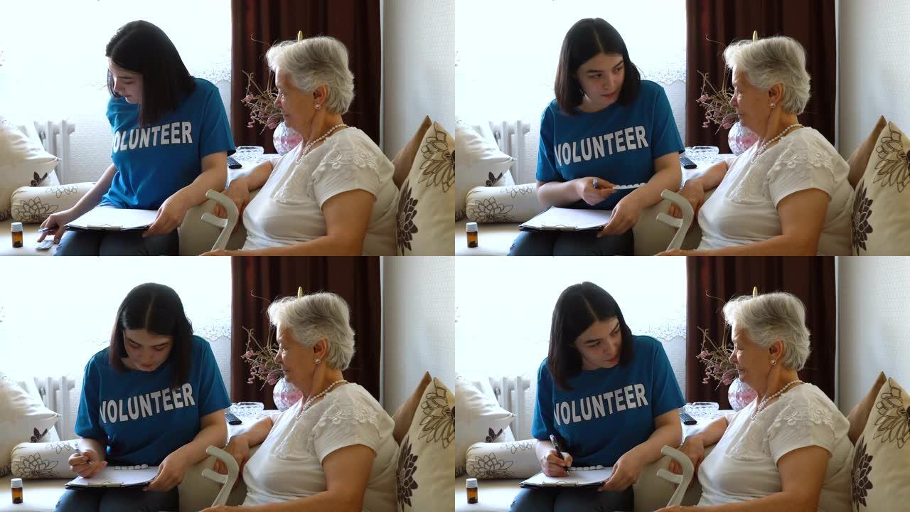 年轻的志愿者阅读处方并在家中给老年女士服药