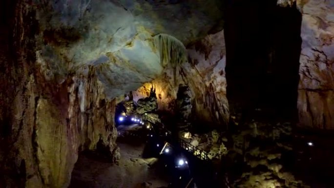 用巨大的柱子投影仪照亮的地质洞穴
