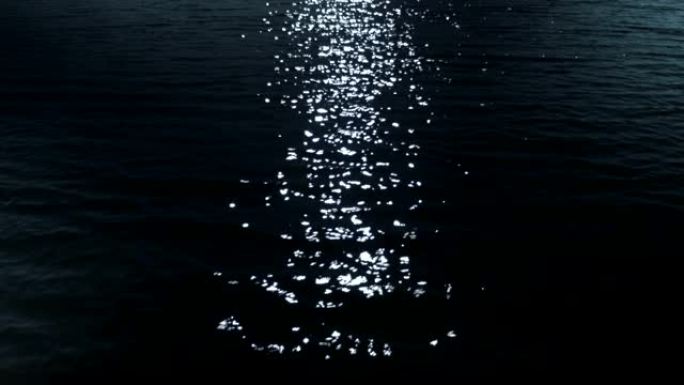 河流水面上月光下的小路的特写。