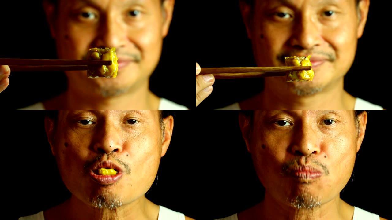 男人吃虾饺子