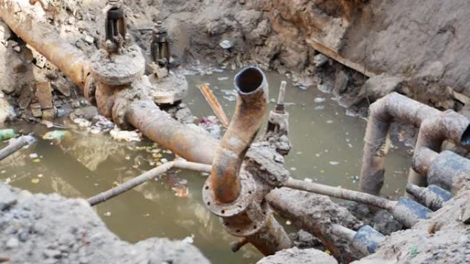 沟渠内有下水道的泄漏旧污水系统管道全景视频