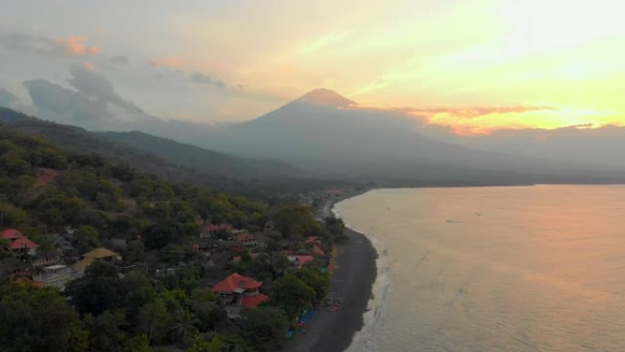 在Amed地区拍摄美丽的Jemeluk湾，并欣赏到奇妙的Agung火山的景色。日落在Amed。巴厘岛