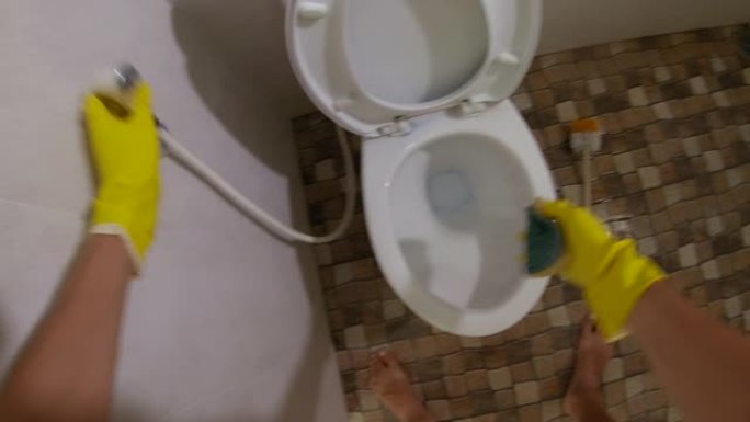 观点镜头-戴着黄色卫生手套的人洗马桶