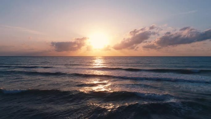 热带异国岛屿海滩和加勒比海的日出。海浪洗沙