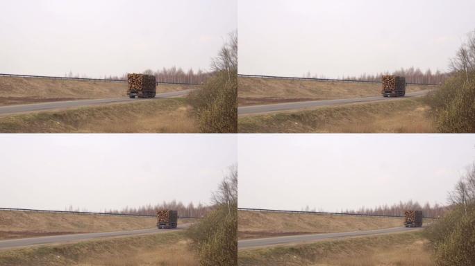 一辆大型货车运输木材，高速公路上的原木，复制空间