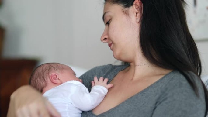 母亲在生命的第一个月里抱着新生婴儿随意和坦率的现实生活