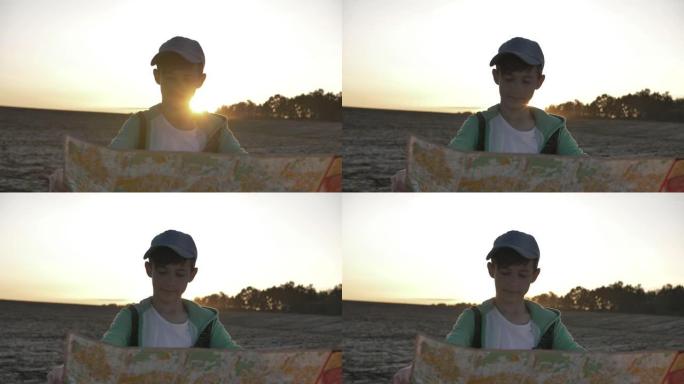 男孩在户外日落时带着地图旅行，地标
