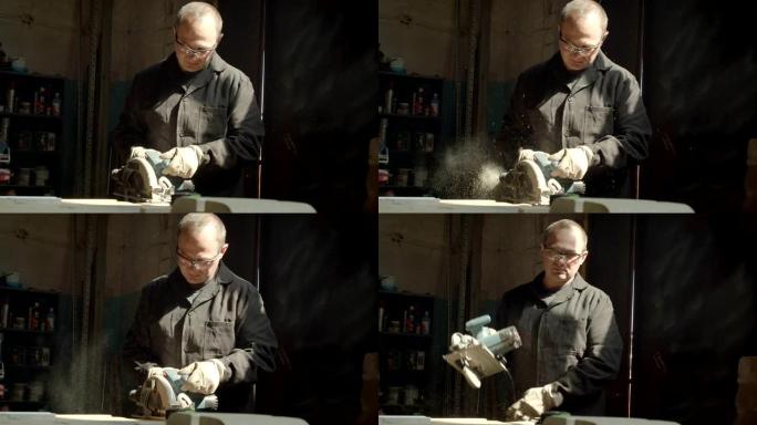 在木材厂工作的高级男大师用头锯打磨木板。