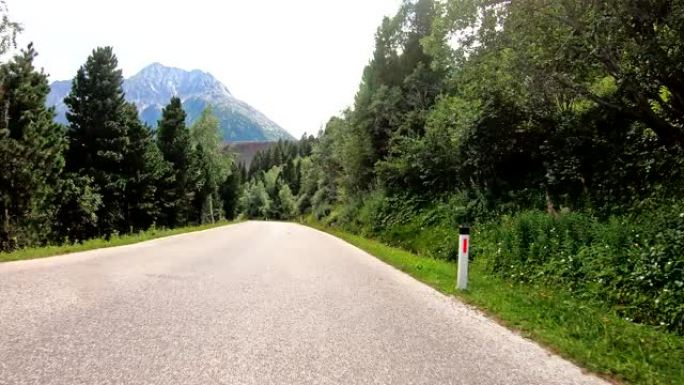 在山脉中央的奥地利开车