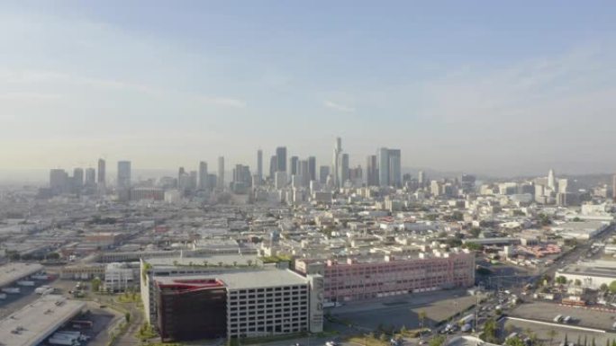 空中: 在美丽的阳光下/蓝天下，加利福尼亚州洛杉矶市中心的天际线令人叹为观止 //