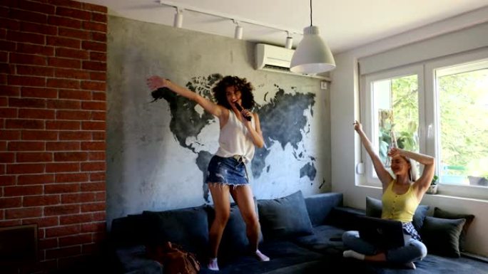 两个年轻女子在公寓里玩得开心