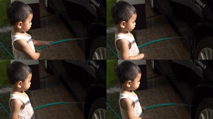 男婴清洁汽车和玩水