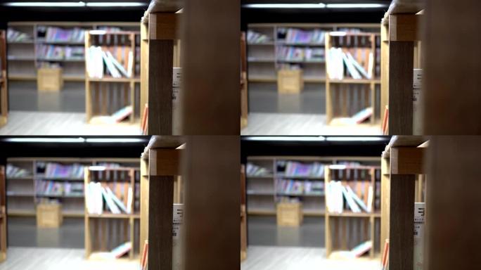图书馆里有很多书和书柜。把注意力集中在前景的书架上。