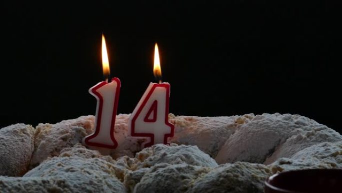 带蜡烛的十四岁生日蛋糕