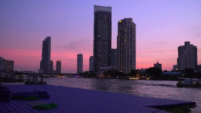 曼谷市中心傍晚的天际线河景