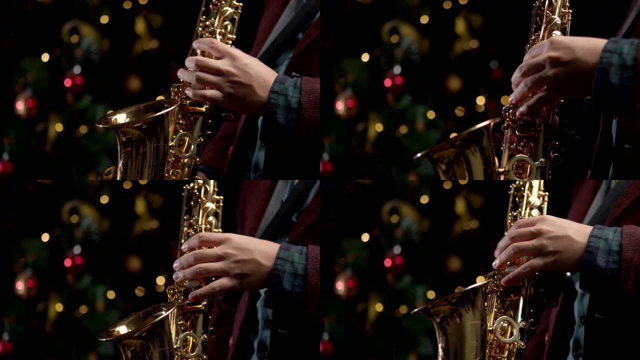 萨克斯管演奏家演奏萨克斯管。圣诞树背景
