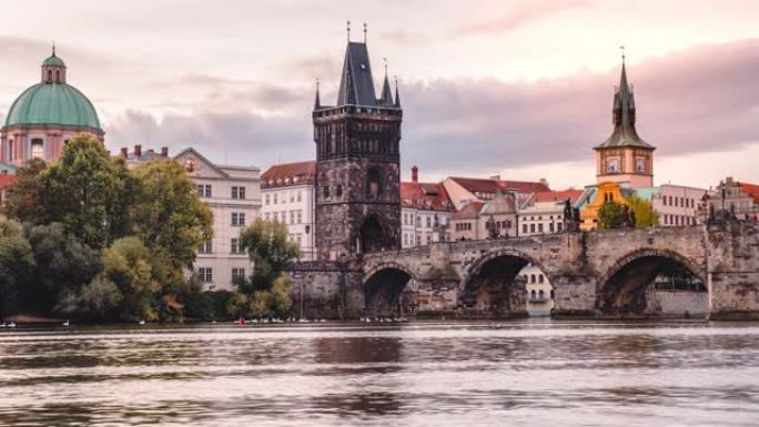 捷克共和国布拉格日落时伏尔塔瓦河和查理大桥的延时
