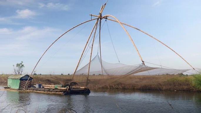 湖上的船屋和中国渔网: 大风天