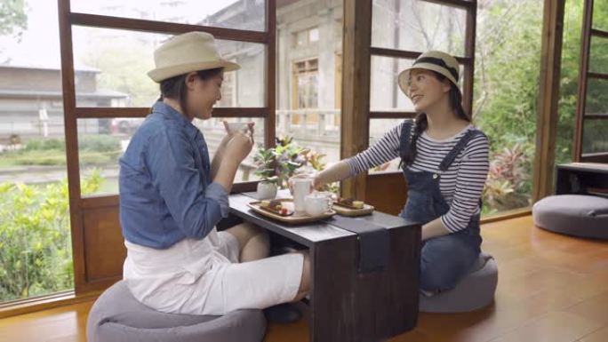 女朋友做茶道仪式放松享受茶
