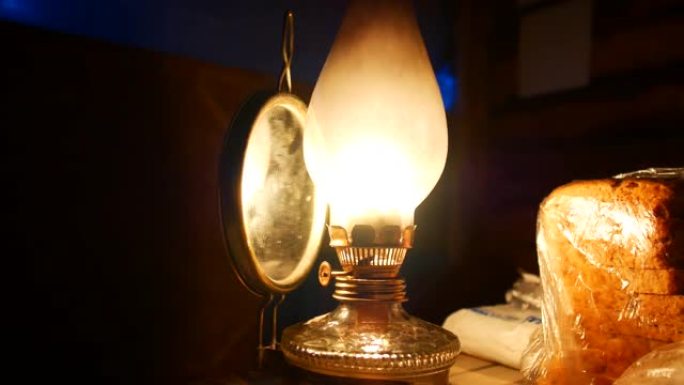 桌子上的旧煤油灯