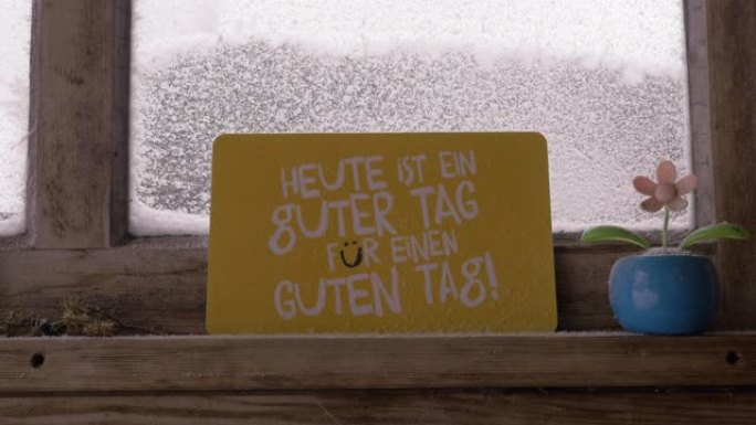木制窗台上德语的Good Day标志