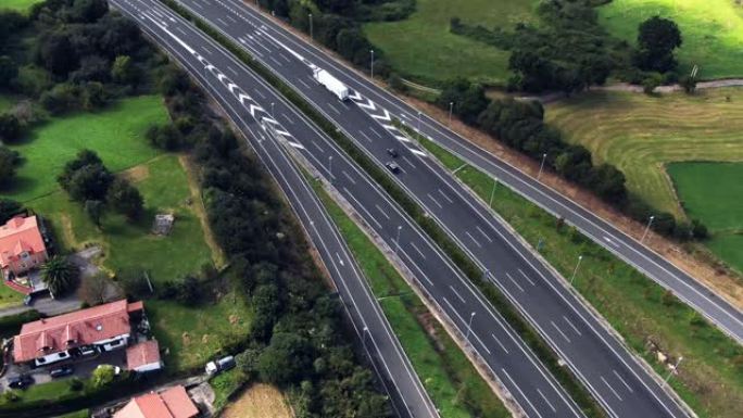 从上方看多车道高速公路