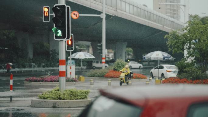 雨中城市外卖奋斗者