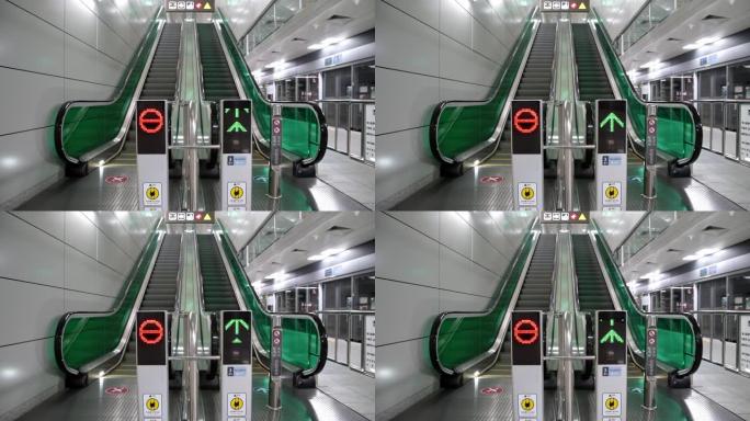 指示自动扶梯运行方向的方向标志灯。韩国首尔。