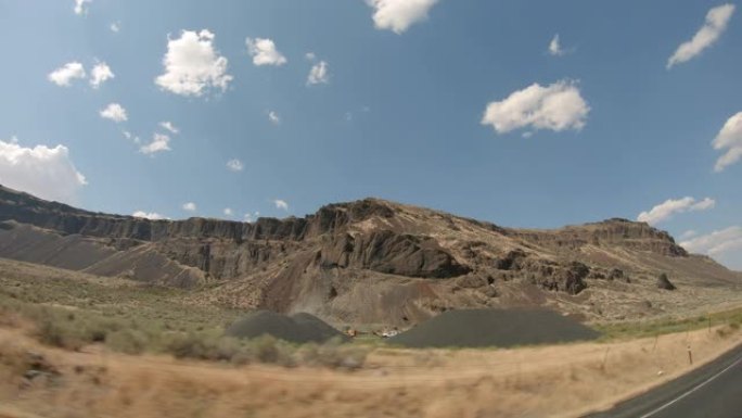 蓝天下大型沙漠岩壁岩壁的乡村公路旅行窗口风景