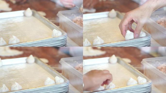 烹饪视频步骤制作小龙宝。它是最受欢迎的中国点心菜肴。小龙宝是由面包粉与小麦粉混合制成的，猪肉末在水中