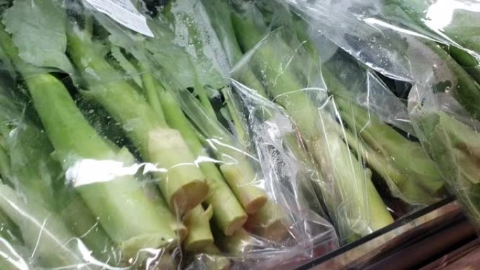 女人在超市买新鲜蔬菜
