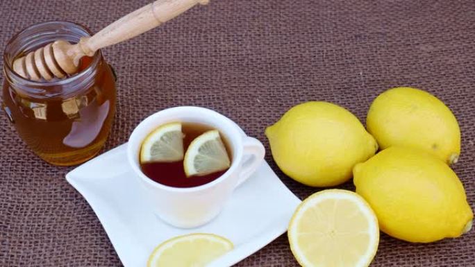 一杯加蜂蜜和柠檬的茶。秋冬季节的辛辣药茶。