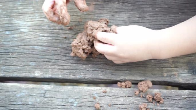 孩子们用粘土玩耍。