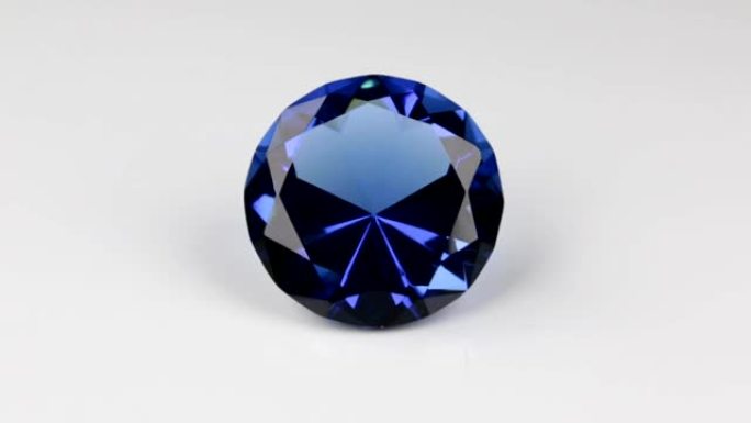 蓝色大水钻，钻石，白色背景上的水晶闪闪发光。缩放。