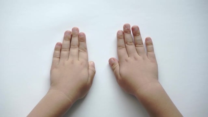 儿童在白色背景上的手显示手势