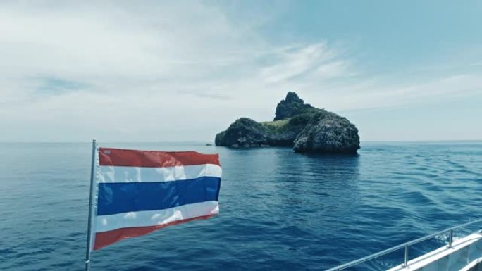 泰国热带岛屿附近船上飘扬的泰国国旗