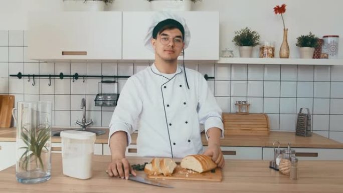 烹饪行业的无效人员。控制论的手。男性机器人。看相机。